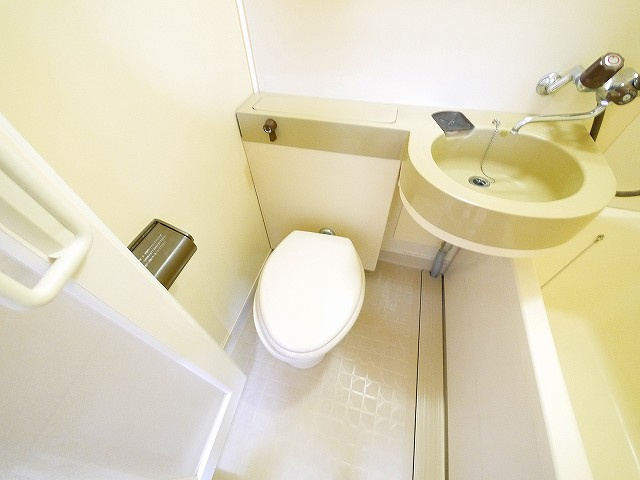 コーポ華（肘塚町）のトイレ|落ち着いた色調のトイレです