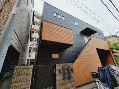 【外観】 | グランコート根岸 | グランコート根岸　入谷駅から徒歩6分・鶯谷駅から徒歩9分・三ノ輪駅から徒歩12分。柳通りから1本中に入った静かな環境。黒と茶のシックでオシャレな外観♪