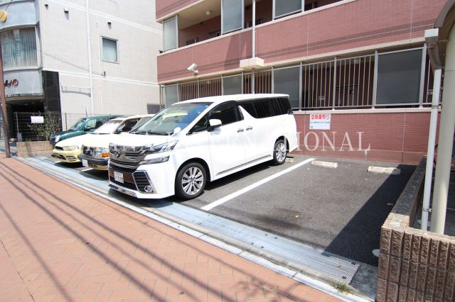 クレシア．アイ  の駐車場