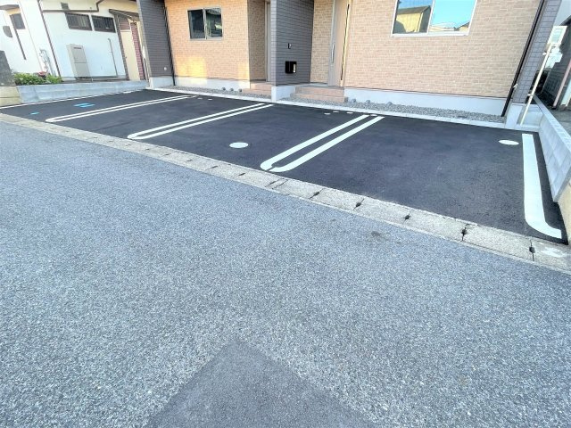 バードガーデン南一色町の駐車場