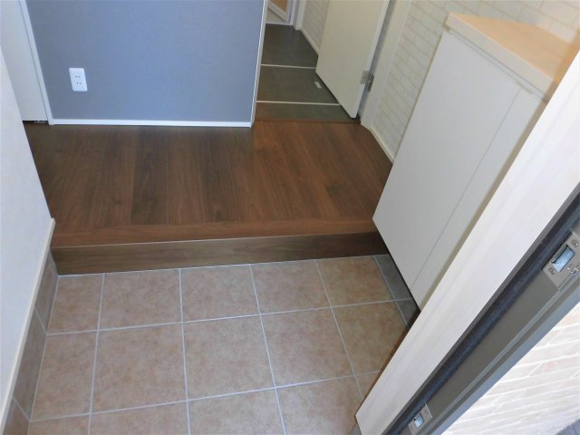 バードガーデン南一色町の玄関