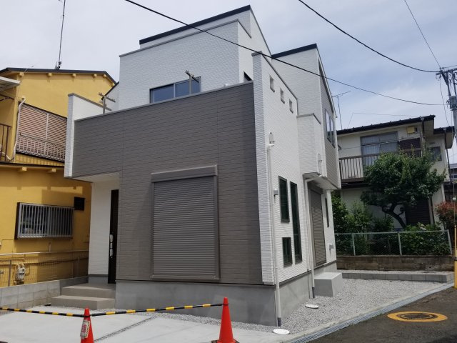 【外観】 | 東南角地　ワイドバルコニーの明るい新邸 | 外観　完成済み 即時のご内覧可能