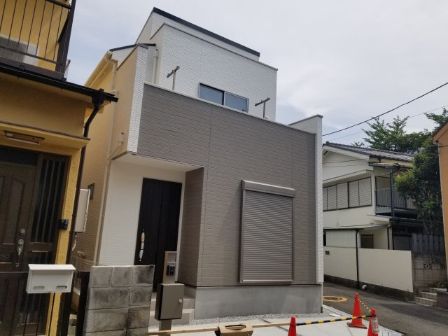 【外観】 | 東南角地　ワイドバルコニーの明るい新邸 | 外観　完成済み 即時のご内覧可能