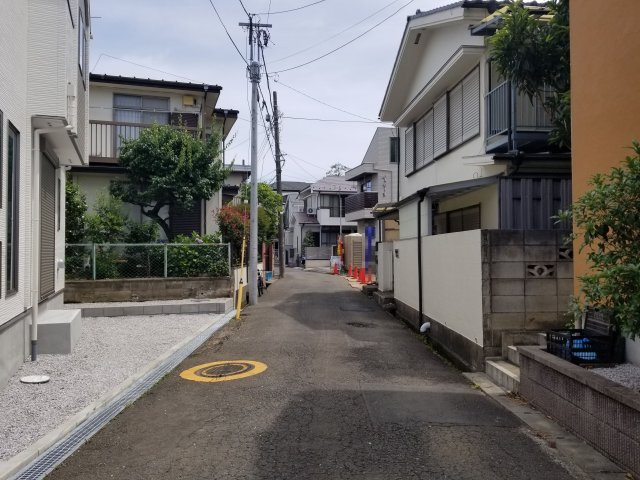 【前面道路含む現地写真】 | 東南角地　ワイドバルコニーの明るい新邸 | 前面道路　車通りがなく静かな住宅街の一角です。