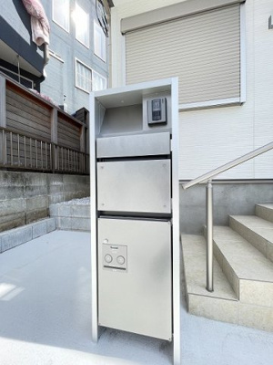 【その他共用部分】 | ボナールNⅦ | 玄関ポーチ横には宅配BOXがあるので荷物の受け取りもスムーズに♪再配達を依頼する手間が省けます☆