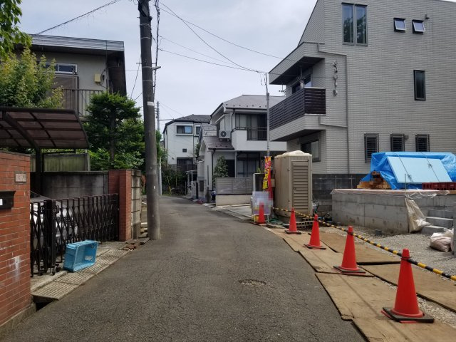 【前面道路含む現地写真】 | 緑溢れる閑静な住宅街に使い勝手良い３LDKの新邸全２棟 | 前面道路　車通りがなく静かな住宅街の一角です。