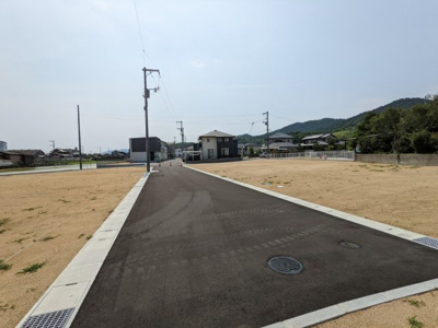 【前面道路含む現地写真】 | 土地　金光町占見　グリーンハイツ第6期　全15区画 | 5号地は西側に６ｍの道路が整備されています。
