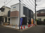 吹き抜け天井の開放感あるリビング　明るい新邸３LDKの画像