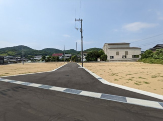 【前面道路含む現地写真】 | 西面道路は幅員6ｍ