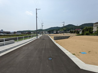 【前面道路含む現地写真】 | 15号地は南側に６ｍの道路が整備されています。