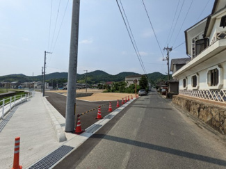 【前面道路含む現地写真】 | 東側道路は幅員約5.3ｍ