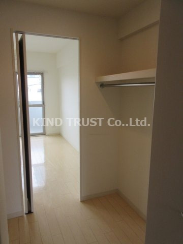 ルミエール北梅田の収納|ウォークスルークローゼットです