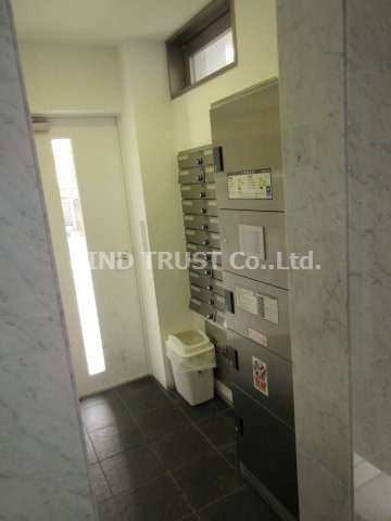 ルミエール北梅田のエントランス|便利な宅配ボックスです