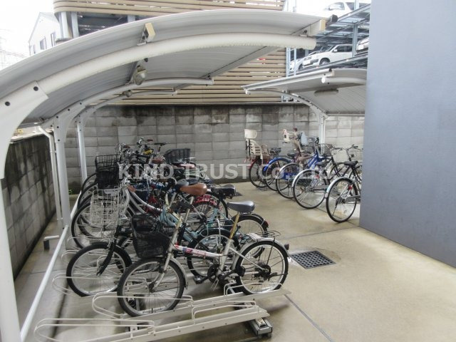ルミエール北梅田のその他共用部分|屋根付き駐輪場です