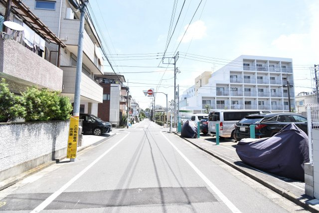 【前面道路含む現地写真】 | 南道路に面した明るい３LDK | 車通りがなく静かな住宅街の一角です。