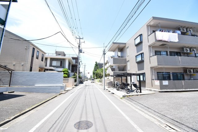 【前面道路含む現地写真】 | 南道路に面した明るい３LDK | 車通りがなく静かな住宅街の一角です。