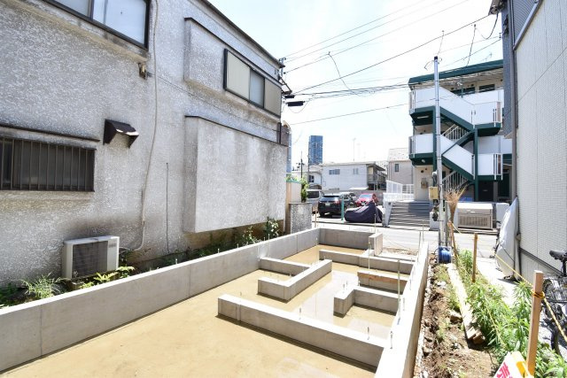 【外観】 | 南道路に面した明るい３LDK | 販売現地 2022年9月完成予定