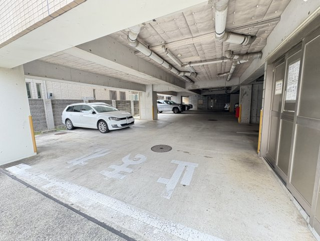 ラ・パラドール中山の駐車場