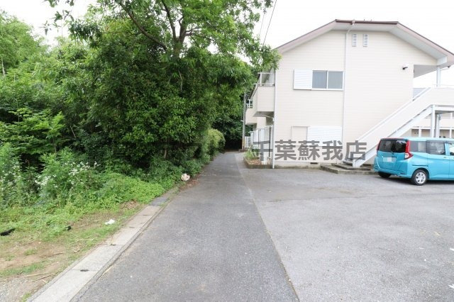 宍倉コーポ3号館の駐車場|駐車スペースもあります