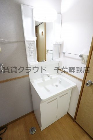 宍倉コーポ3号館の洗面所|忙しい朝の身支度もこれなら安心ですね！