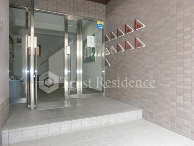 【エントランス】 | サンイーストひぐち | エントランス前