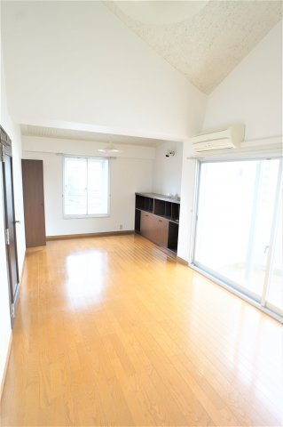 習志野市谷津２丁目の賃貸マンションの居間・リビング|ゆったり過ごせるリビングは防音室に