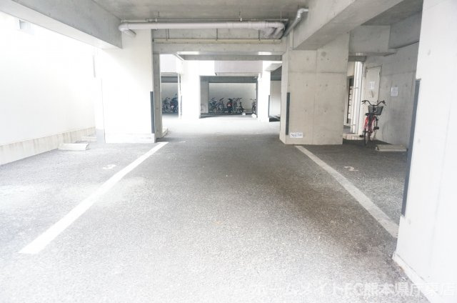 熊本市中央区九品寺１丁目の賃貸マンションの駐車場