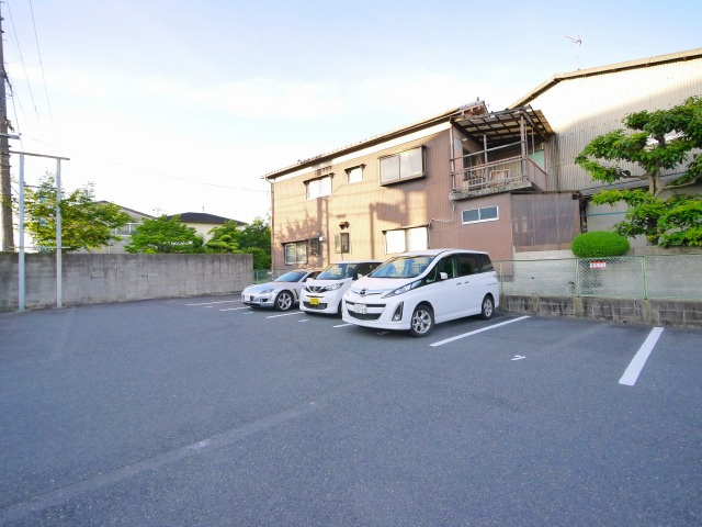横井店舗の駐車場