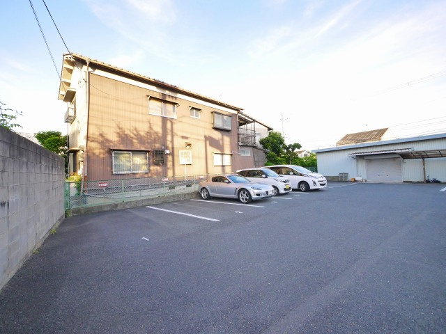 横井店舗の駐車場