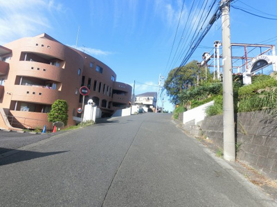 【周辺】 | 新横浜ビレッジヒルズ | 前面道路です。
