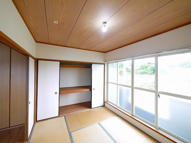 R-15郡山ハイツの和室|和室ならではの温かな和の空間で寛ぎの時間を過ごせます
