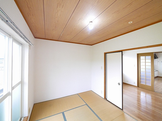 R-15郡山ハイツの和室|畳の上でゆっくりとくつろげる和室です