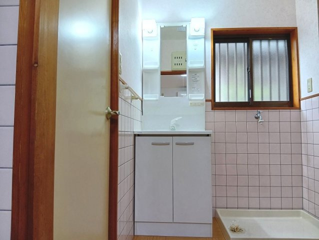 武田マンション棟割の独立洗面台|朝の支度にも助かる、独立の洗髪洗面化粧台
