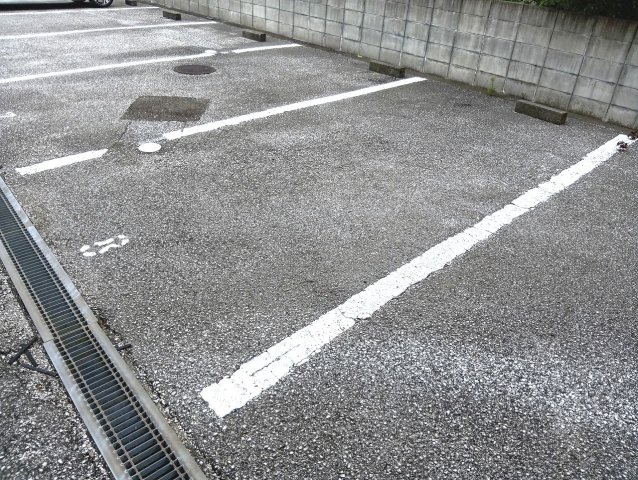 武田マンション棟割の駐車場|車をお持ちの方に嬉しい駐車場付きの物件です