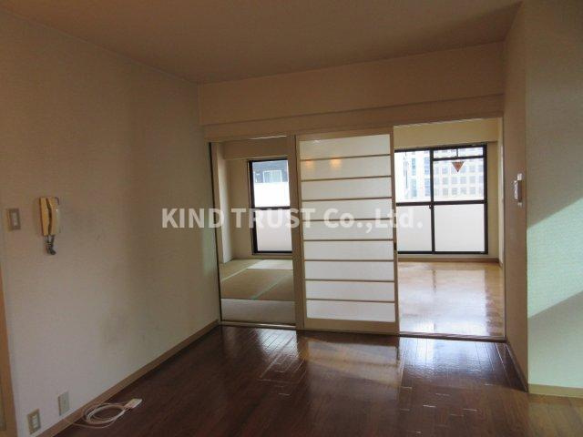 メゾン・リッチの居間・リビング|こちらのリビングで趣味の時間をお楽しみください