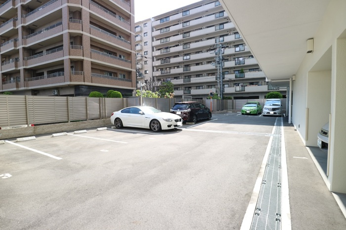 アスターの駐車場