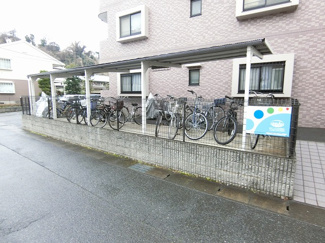 【その他共用部分】 | 屋根付きの駐輪場で雨が降っても大切な自転車が濡れなくてすみますね♪荷物が重いときに自転車があれば助かりますね！