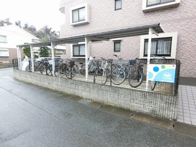 【その他共用部分】 | ソレアード向ヶ丘 | 屋根付きの駐輪場で雨が降っても大切な自転車が濡れなくてすみますね♪荷物が重いときに自転車があれば助かりますね！