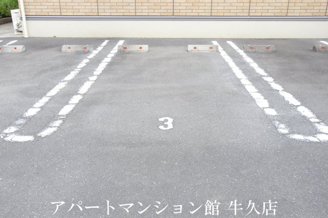 リヴェール東山の駐車場