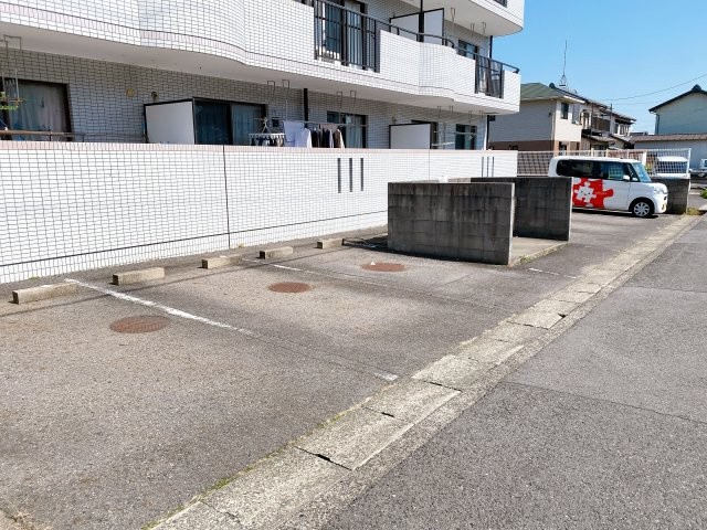 ユートピアタウン南館の駐車場