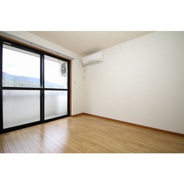 ウイングハイツの居間・リビング