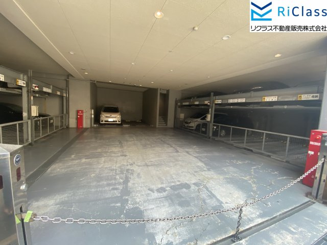 ワコーレデュプレックス神戸の駐車場