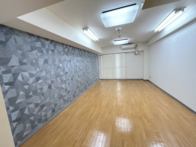 【居間・リビング】 | スクエア長者町 | 2026年7月リフォームで壁紙が新しくなりました