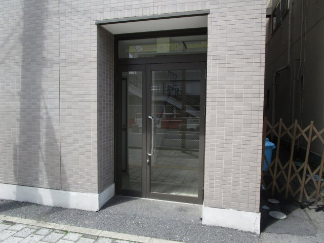 糀谷ビル3階の玄関|入口2