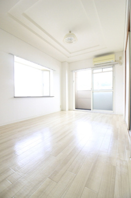 【居間・リビング】 | ロイヤルヴィラ・壱番館