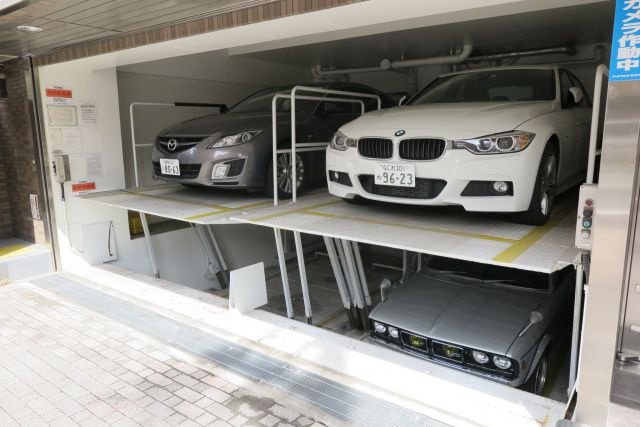 プレサンス難波WESTの駐車場