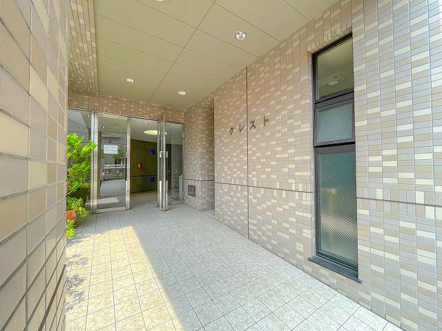 クレストのエントランス|落ち着いたエントランスです