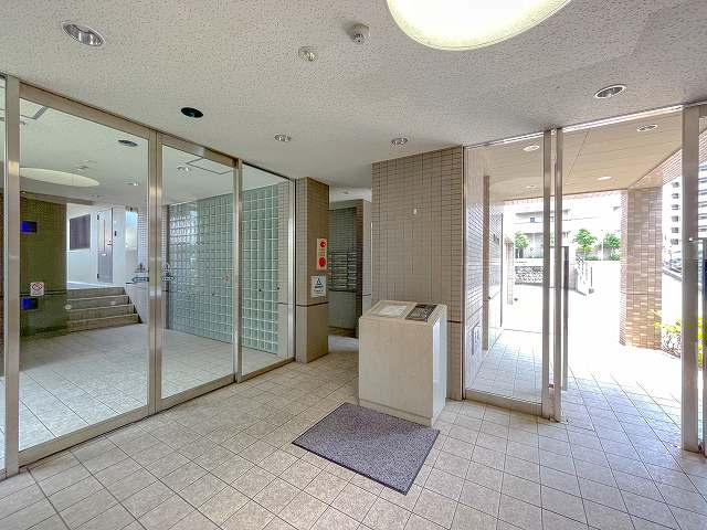 クレストのロビー|ゆとりのあるロビーです