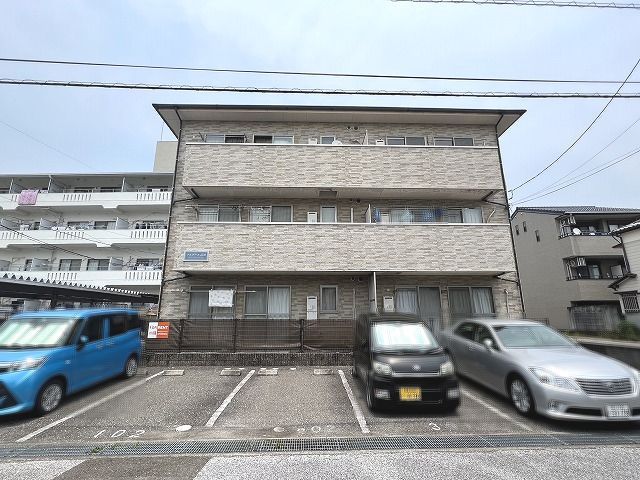 フォブール高須の駐車場