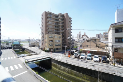 【展望】 | 京急西広島マンション（リノベ済） | 【眺望】
太田川放水路に向けて、物件の目の前には八幡川が流れております。
その川の両サイドは広い道路となっているので
本居室のある3階でも、目の前はかなり開けた空間に！